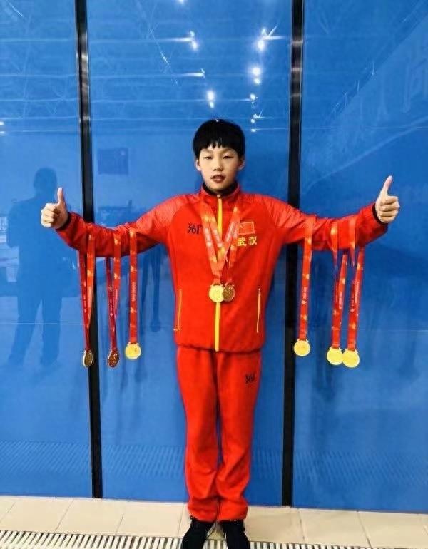 武汉八岁游泳冠军_武汉游泳冠军女_武汉冠军游泳池